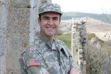 Dışarıda gülümseyen sağlıklı Amerikan askeri.