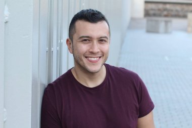 Genç etnik adam dışarıda duruyor.