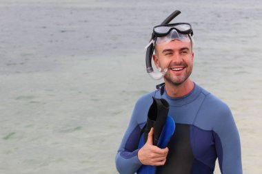 Kumsaldan gülümseyen bir adam