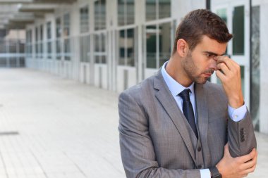 Düşüncelere dalmış iş adamı Kopya Alanı 'nı kapat