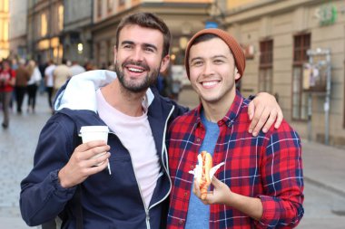 Güzel homoseksüel çift şehir sokaklarında geziniyor.