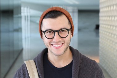 Yakışıklı erkek öğrenci kapalı alanda yakın plan portre