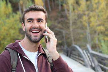 Karışık ırk erkeği kopyalama alanıyla sonbaharda çağrı yapıyor