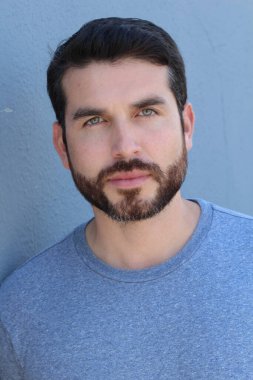 Yakışıklı esmer, sakallı adam, yakın plan kadın doktoru.