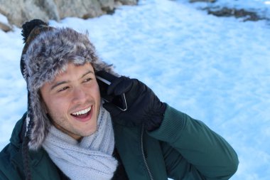 Eskimo erkek telefonla ararken gülümsüyor