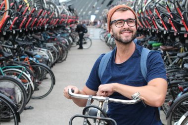 Bisiklet parkında gülümseyen adam