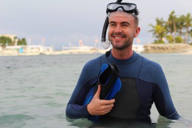 Kumsaldan gülümseyen bir adam