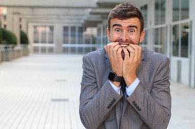 Ofiste çığlık atan bir iş adamı.