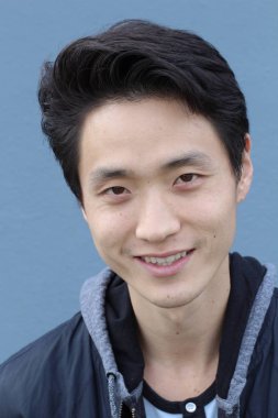 Tarafsız ifadeli Asyalı adam. Yakın plan.