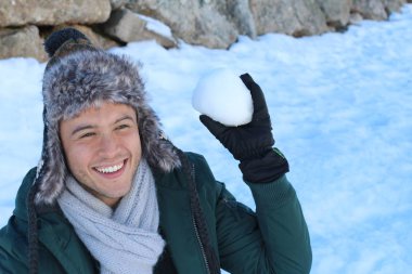 Oyuncu erkek bir kartopu atmak üzere.