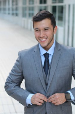 Gülümseyen zarif bir adam.