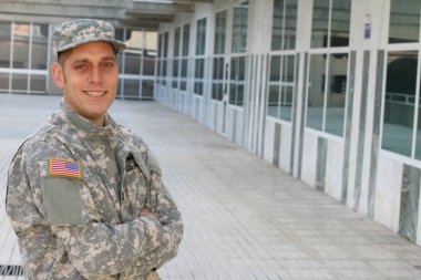 Sokaktaki üniformalı yakışıklı genç askerin yakın plan portresi.