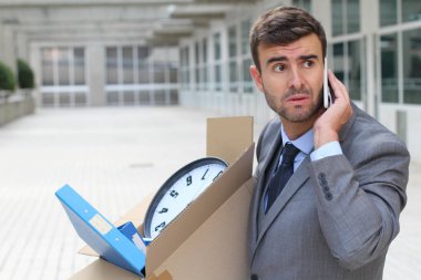 Depresyondaki işadamı eşyalarını taşıyor.
