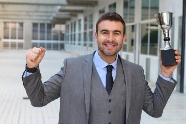 Sokaktaki yakışıklı genç iş adamının yakın plan portresi