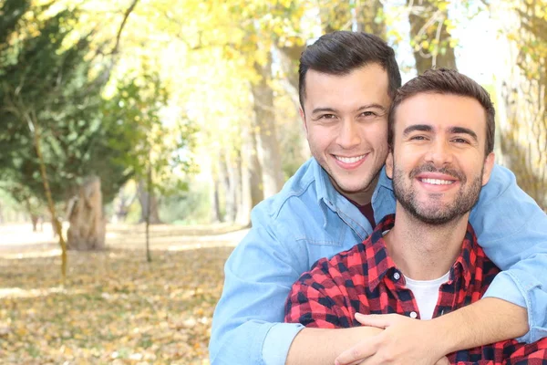 秋に公園を楽しむゲイカップル — ストック写真