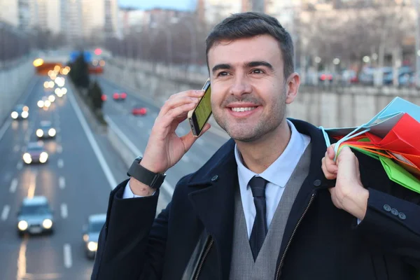 Fešák Drží Nákupní Tašky Městě — Stock fotografie