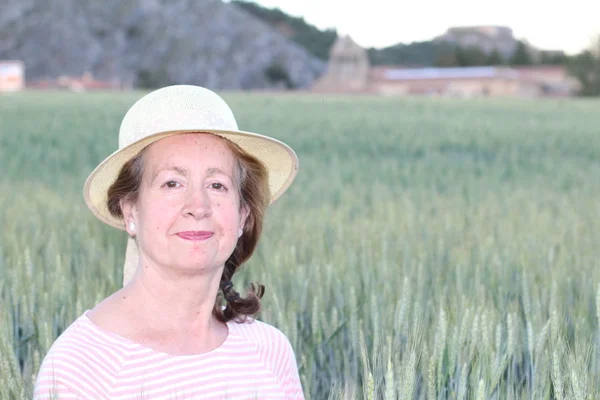 Volwassen Natuurlijke Vrouw Tarwevelden — Stockfoto