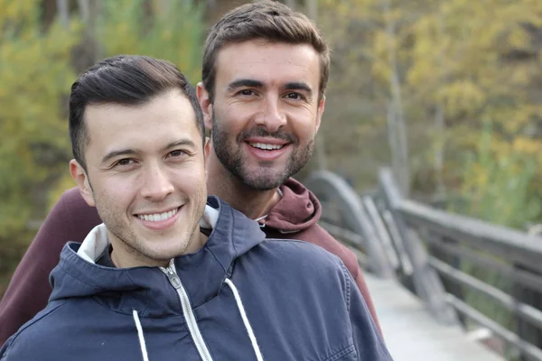 가을에 공원을 즐기는 동성애자 — 스톡 사진