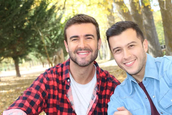 秋に公園を楽しむゲイカップル — ストック写真