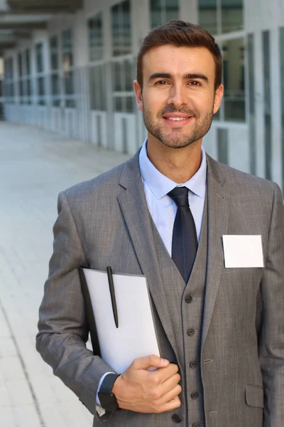 路上で灰色のスーツを着たハンサムな若いビジネスマンのクローズアップ肖像画 — ストック写真