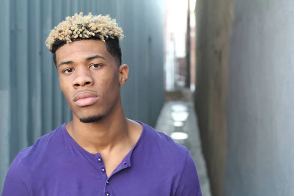 Zbliżenie Portret Przystojny Afryki Młody Człowiek Amerykański Fioletowy Koszula Ulicy — Zdjęcie stockowe