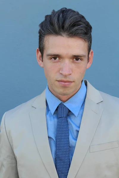 Close Retrato Belo Jovem Empresário Terno Bege Frente Parede Azul — Fotografia de Stock