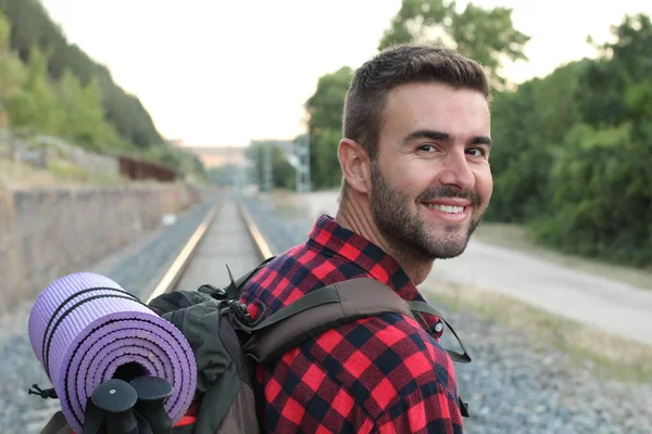 Retrato Del Joven Barbudo Guapo Esperando Tren Estación Tren Campo — Foto de Stock