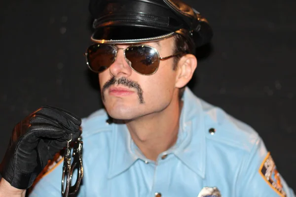 Utomhus Porträtt Polis Med Mustasch Och Glasögon — Stockfoto