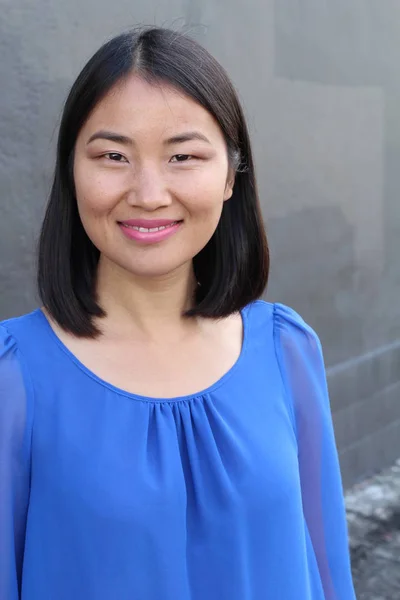 Mujer Asiática Sonriendo Riendo Fondo Del Estudio —  Fotos de Stock