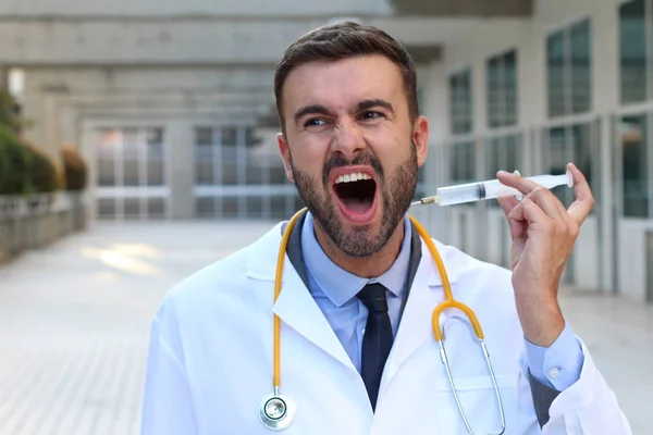 Retrato Close Belo Jovem Médico Com Seringa Rua — Fotografia de Stock