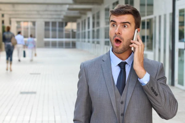 Affärsman Lyssnar Telefon Med Entusiasm — Stockfoto