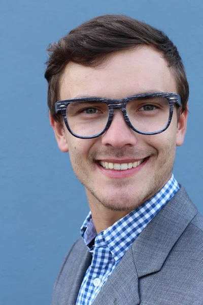 Közeli Kép Egy Jóképű Fiatal Üzletemberről Szürke Öltönyben Kék Fal — Stock Fotó