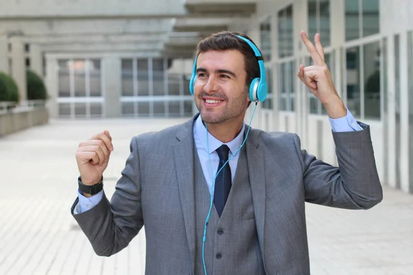 Portret Przystojnego Młodego Biznesmena Słuchającego Muzyki Słuchawkami Ulicy — Zdjęcie stockowe