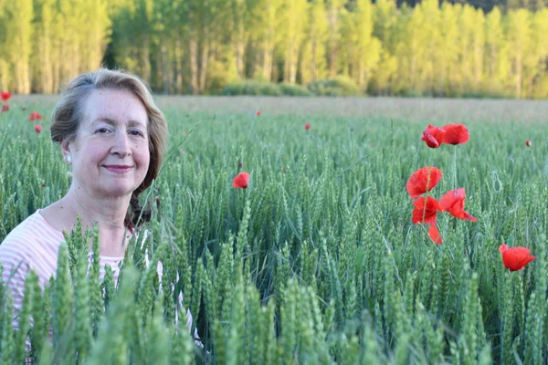 Dojrzałe Naturalne Kobieta Maku Pole — Zdjęcie stockowe