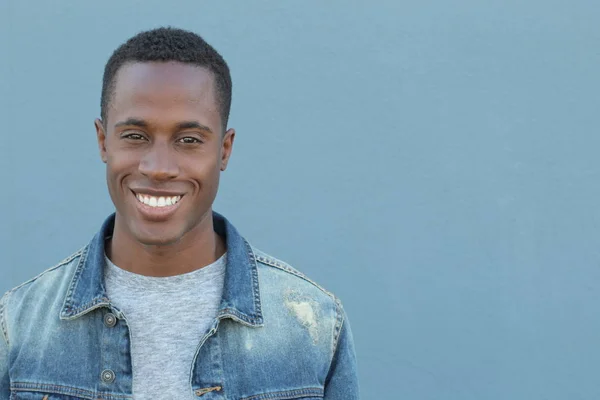Крупным Планом Портрет Красивого Молодого Африканского Американца Перед Синей Стеной — стоковое фото