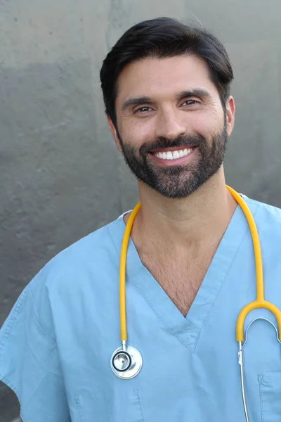Porträt Eines Lächelnden Arztes Mit Stethoskop Auf Grauem Hintergrund — Stockfoto