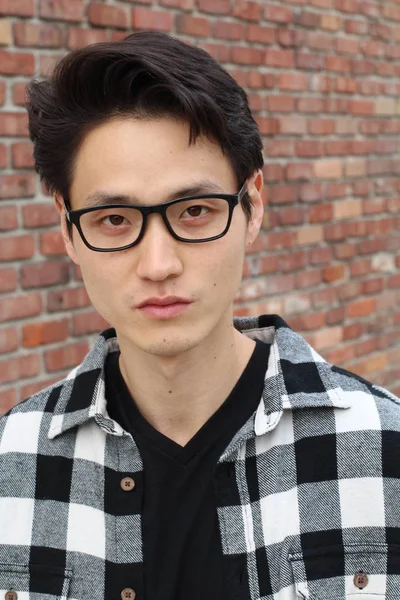 Närbild Porträtt Stilig Ung Asiatisk Man Gatan — Stockfoto
