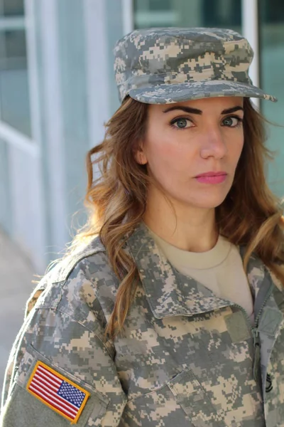 Fotokopi Aletiyle Gülümseyen Askeri Kadın — Stok fotoğraf