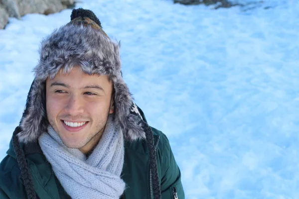 Sıcak giyimli etnik bir adam.