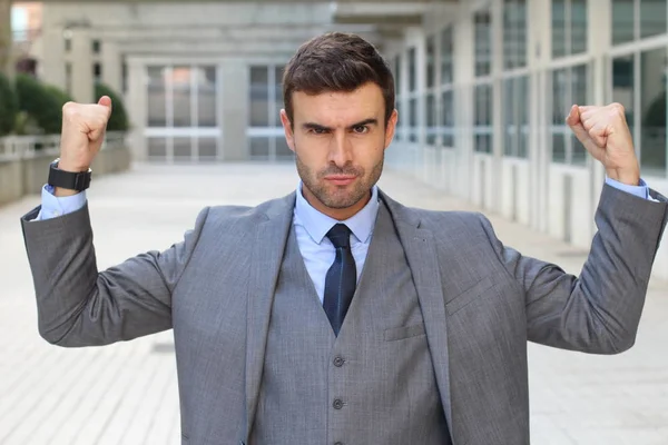 Primer Plano Retrato Guapo Joven Empresario Mostrando Los Músculos Calle — Foto de Stock