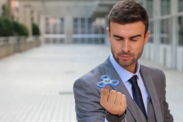 Netter Geschäftsmann Spielt Mit Einem Handspinner — Stockfoto