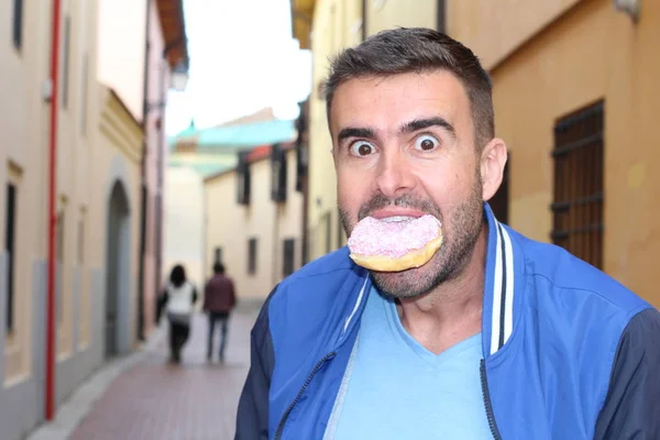 Uomo Mangiare Una Ciambella All Aperto Durante Giorno — Foto Stock