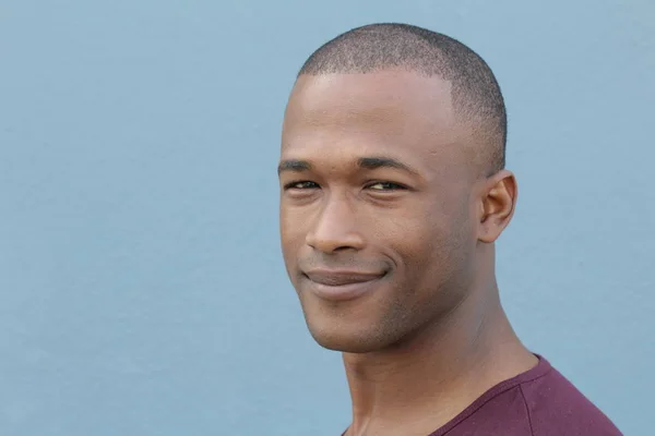 Primer Plano Retrato Guapo Joven Afroamericano Frente Pared Azul — Foto de Stock