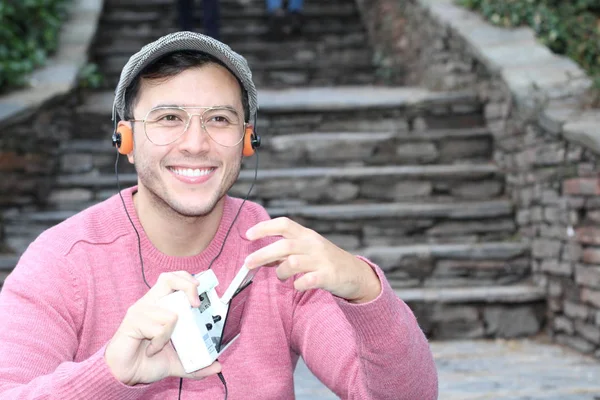 Close Retrato Belo Jovem Roupas Casuais Ouvir Música Com Fones — Fotografia de Stock