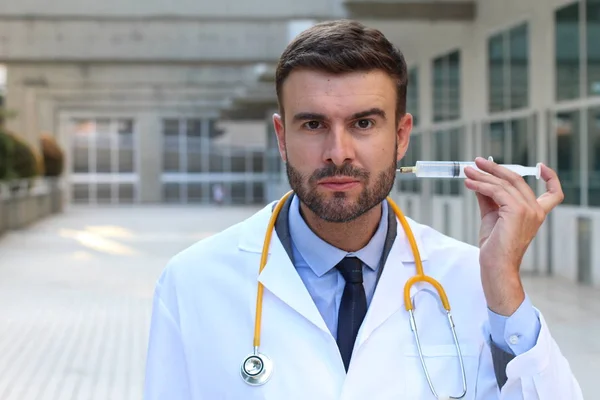 Retrato Close Belo Jovem Médico Com Seringa Rua — Fotografia de Stock