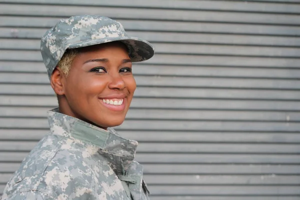 Afro Amerikaanse Vrouw Soldaat Staat Overdag Buiten — Stockfoto