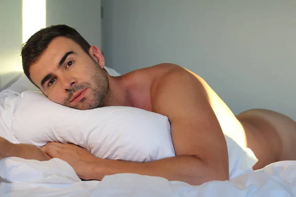 朝寝たきりのハンサムな若い裸の男の肖像画 — ストック写真