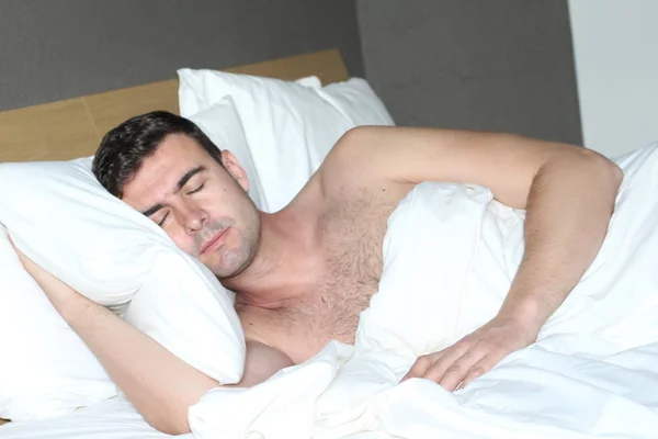 Homme Ethnique Profondément Dormi Dans Lit Confortable — Photo
