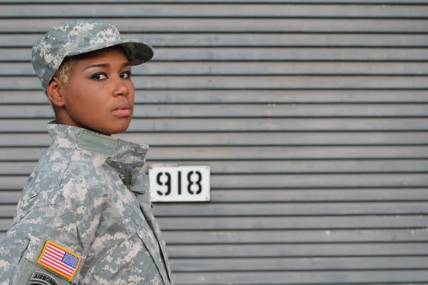 Afrika Kökenli Amerikalı Kadın Asker Gündüz Vakti Dışarıda Duruyor — Stok fotoğraf