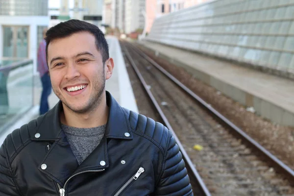 Porträt Eines Jungen Mannes Schwarzer Lederjacke Der Auf Dem Bahnhof — Stockfoto